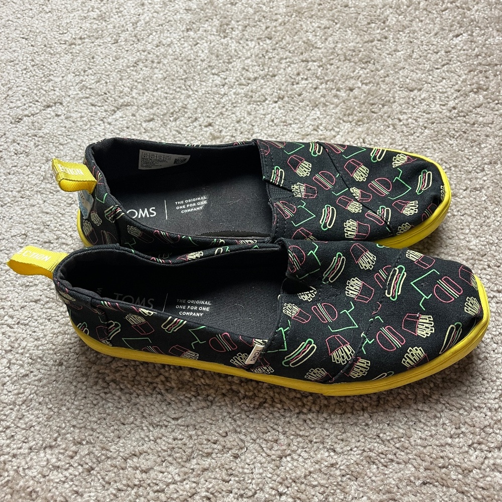 Toms Slip On Shoes Women's 8.5 Burgers Fries Hotdog Fast Food Black Yellow